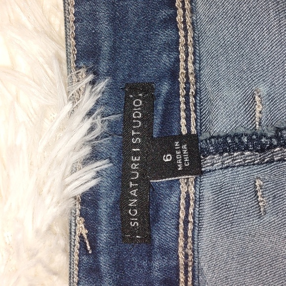 Signature Studio Shorts - Picture 2 of 3